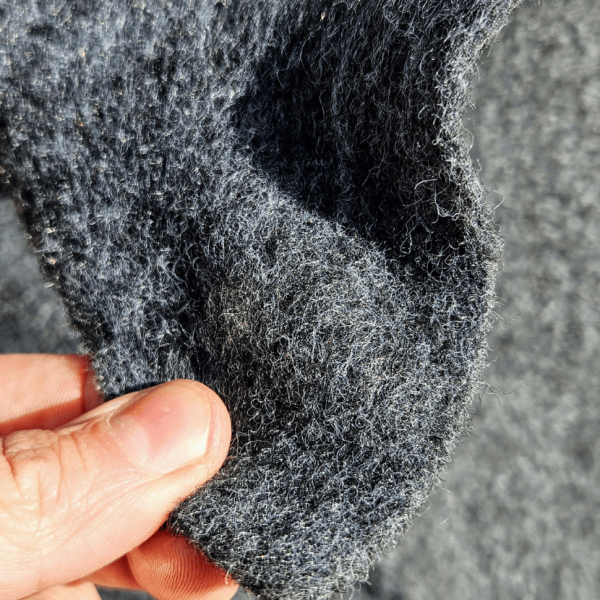 separačná geotextília na oddelenie zeminy, makadamu, štrku v sivej farbe