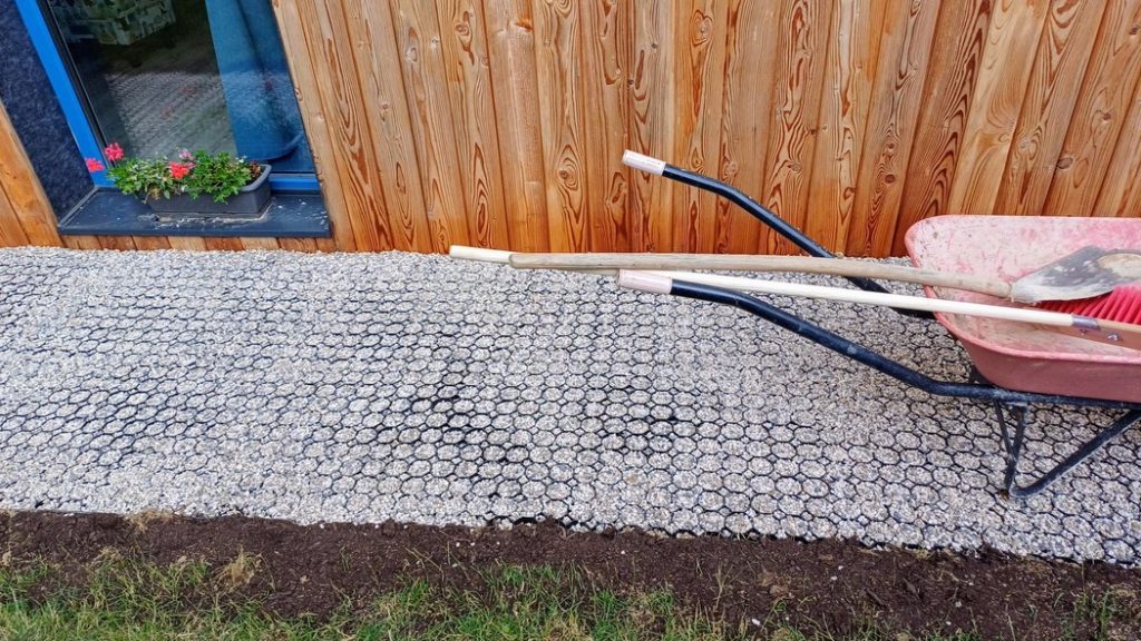 zatrávňovacia dlažba multigravel na chodníku