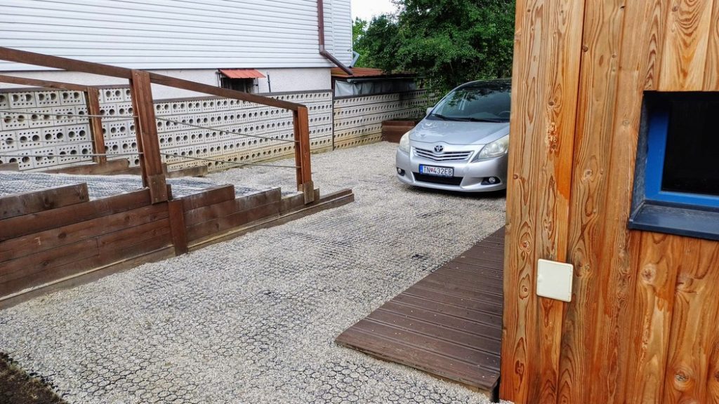 Parkovanie auta pri dome na plastových zatrávňovačoch v čiernej farbe a štrkovou výplňou