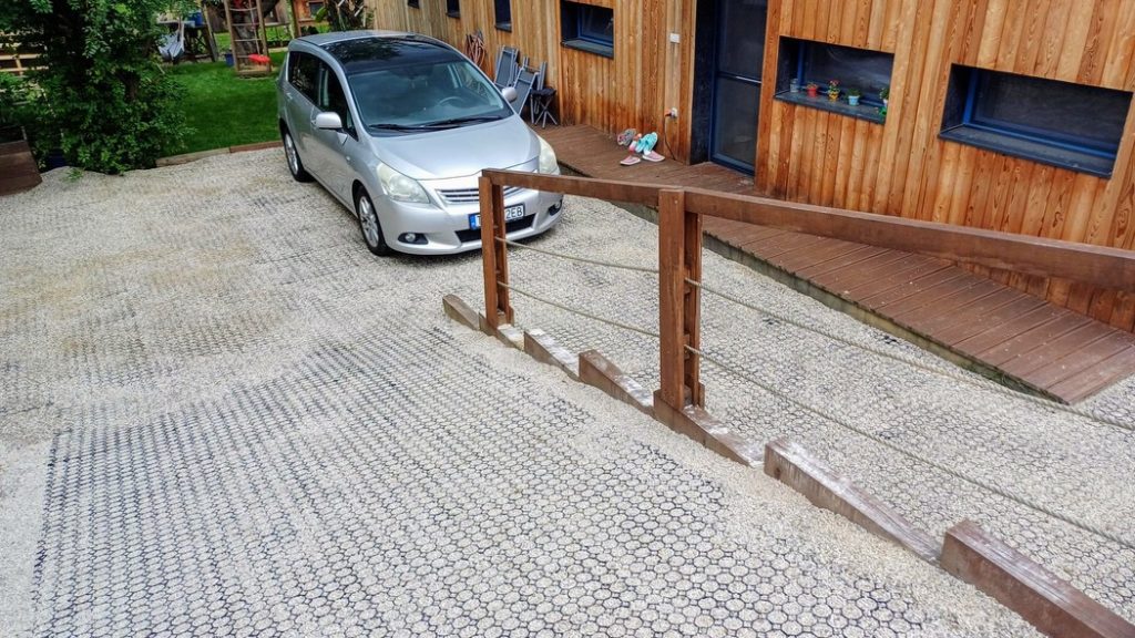 plastový zatrávňovač 60x60x4cm na parkovisku pri dome