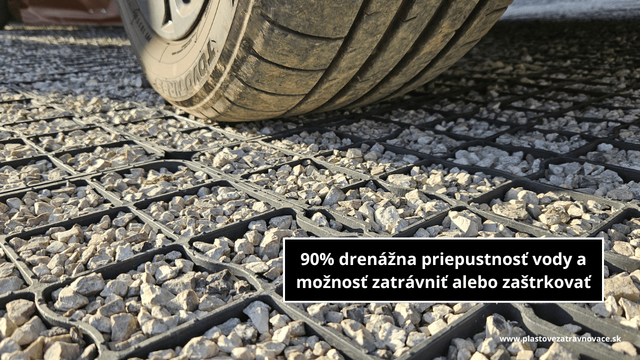 auto na parkovisku s drenážnej dlažby vyplnenej štrkom