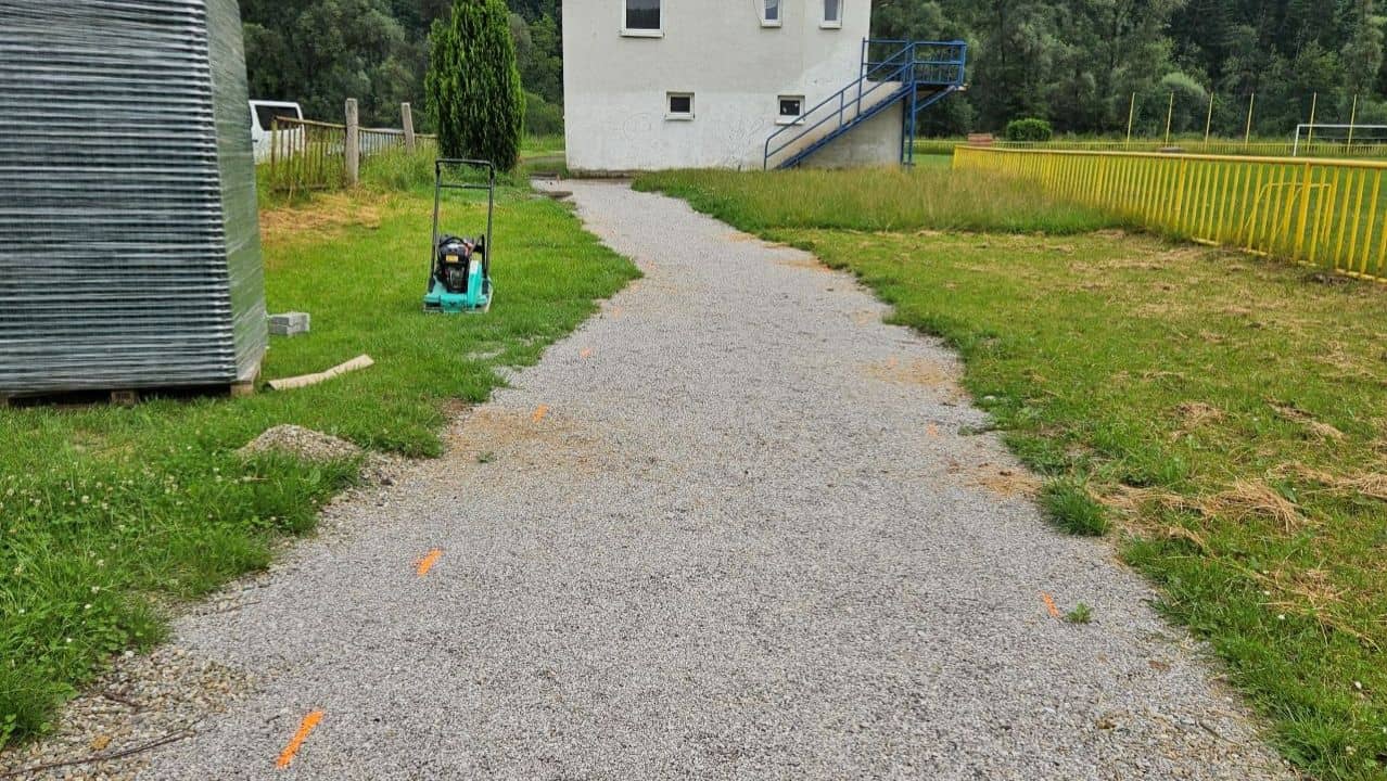 štrkový chodník v oddychovej zone pred spevnením plastovým zatrvávňovačom