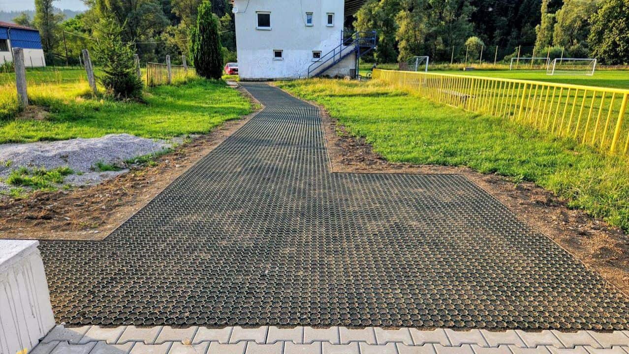 chodník po montáži plastového zatrávňovača multigravel zelená