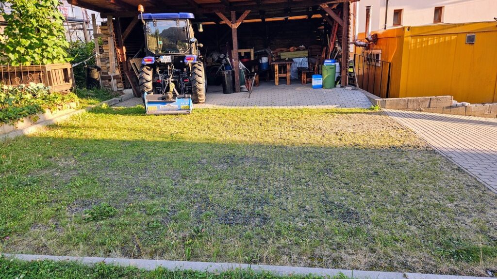 spevnenie plochy na státie auta a malotraktoru z plastových zatrávňovačov