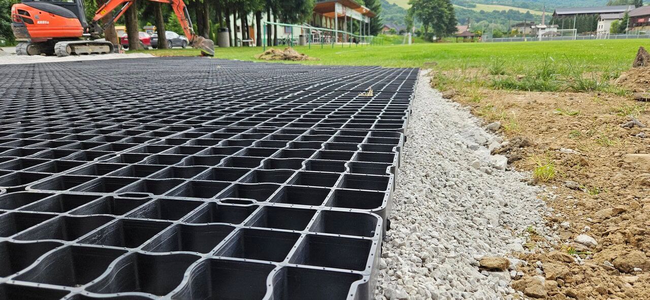 plastové zatrávňovače pri montáži