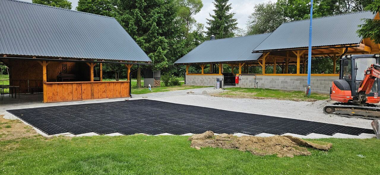 drenážna dlažba 50x50x4cm na parkovisku a príjazde v oddychovej zone obce