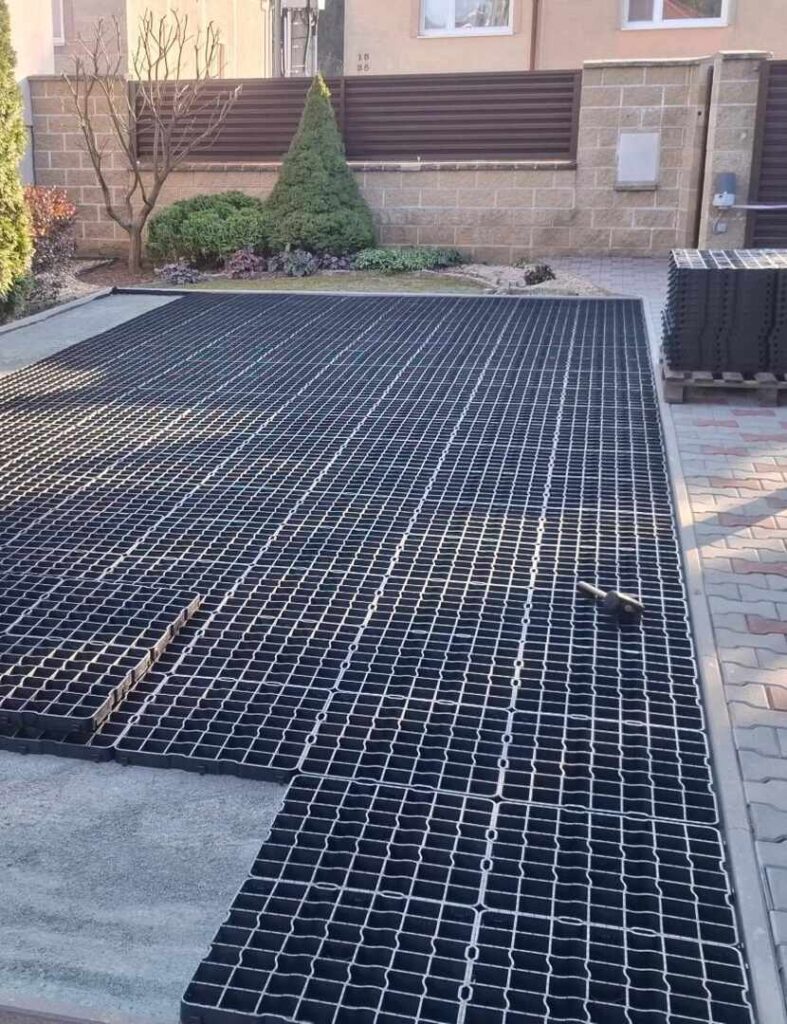 Plastové zatrávňovače N40 PRO použité na rozšírenie parkoviska pred rodinným domom