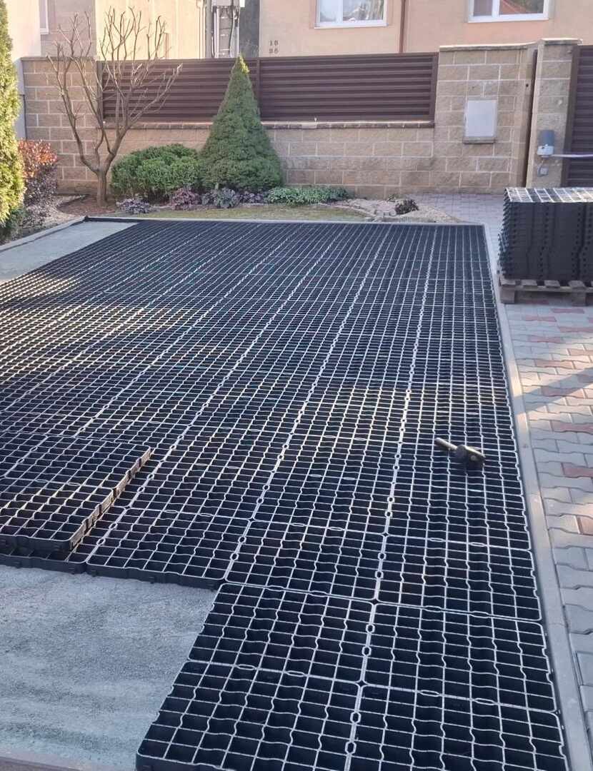 Plastové zatrávňovače N40 PRO použité na rozšírenie parkoviska pred rodinným domom