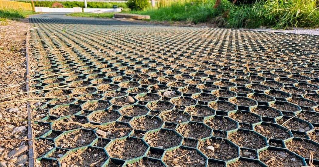 plastové zatrávňovače na chodníky