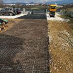Realizácia príjazdovej cesty a parkoviska z plastových zatrávňovačov N50 pred rodinným domom