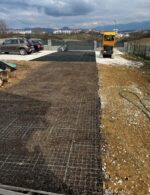 Realizácia príjazdovej cesty a parkoviska z plastových zatrávňovačov N50 pred rodinným domom