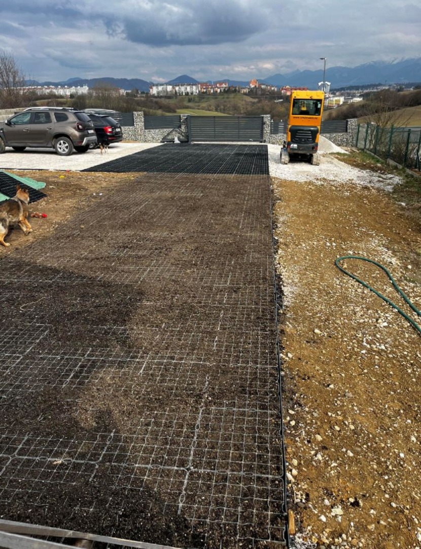 Realizácia spevnenej plochy so správne vybraným riešením