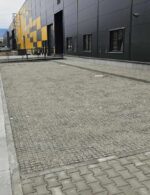 Priemyselné parkovisko pri logistickej hale spevnené zatrávňovacou dlažbou N50 PRO