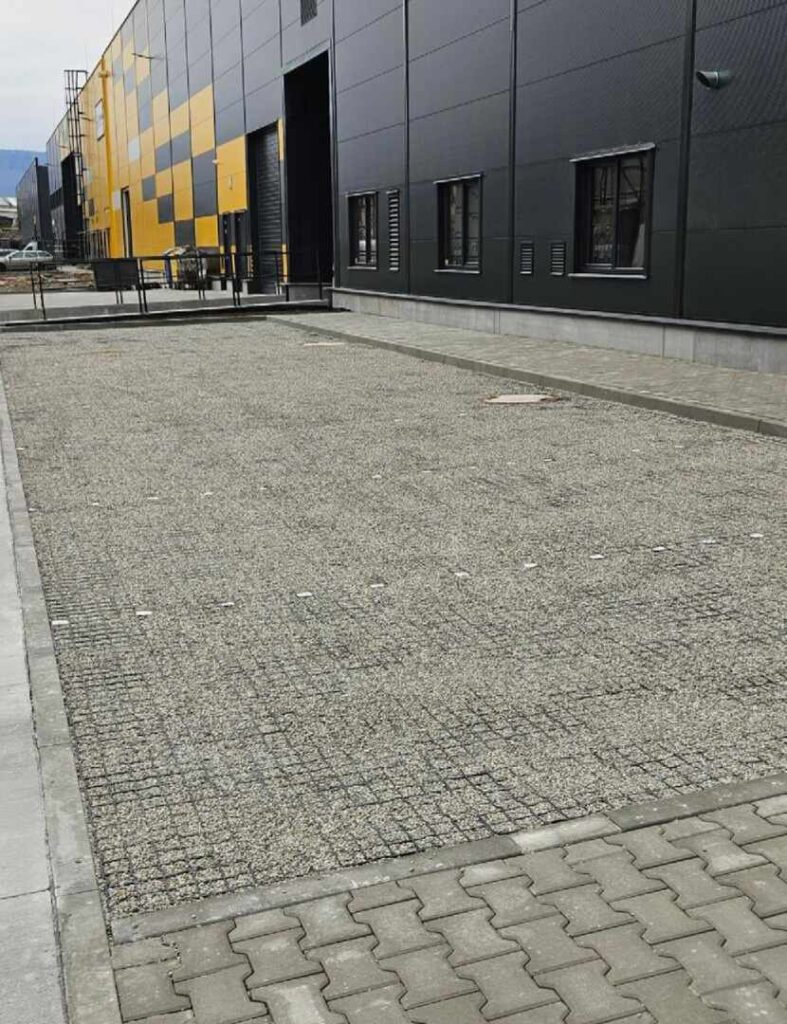 Priemyselné parkovisko pri logistickej hale spevnené zatrávňovacou dlažbou N50 PRO