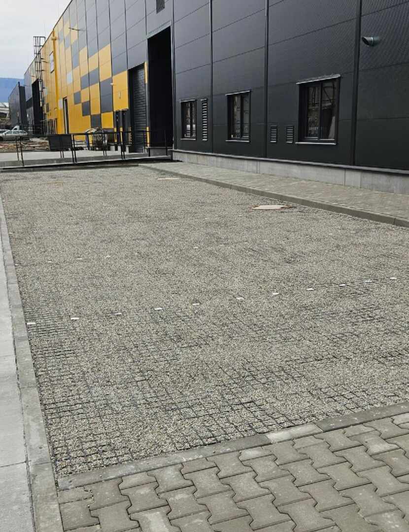 Priemyselné parkovisko pri logistickej hale spevnené zatrávňovacou dlažbou N50 PRO