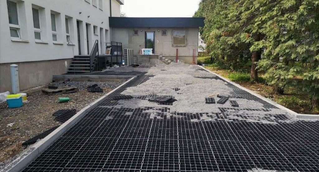 Zatrávňovač na väčšie a pevnejšie plochy