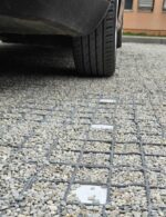 Plastový zatrávňovač N50 PLUS na parkovisku pred logistickým centrom s bielymi parkovacími bodmi