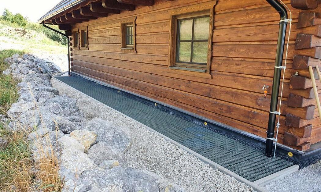 zatravnovače okolo drevenice spevňujú chodník okolo