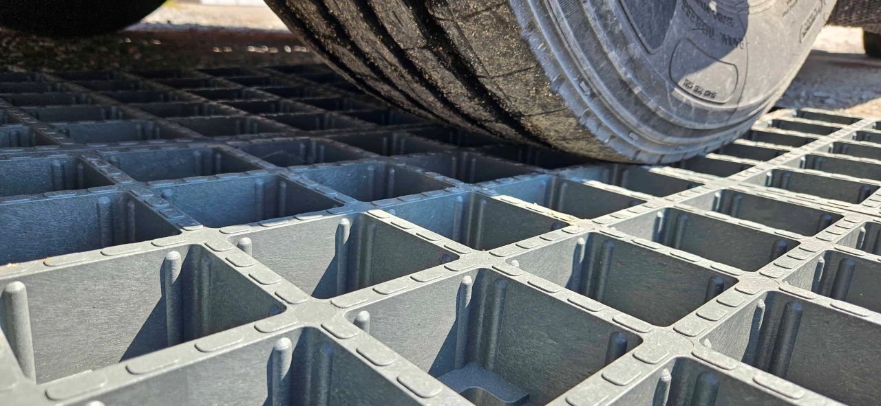 Ukážka spevnenej plochy s Hydrogravel PRO pod kolesom kamióna