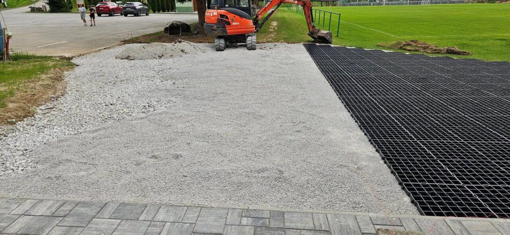 montáž plastových zatrávňovačov na štrkové lôžko