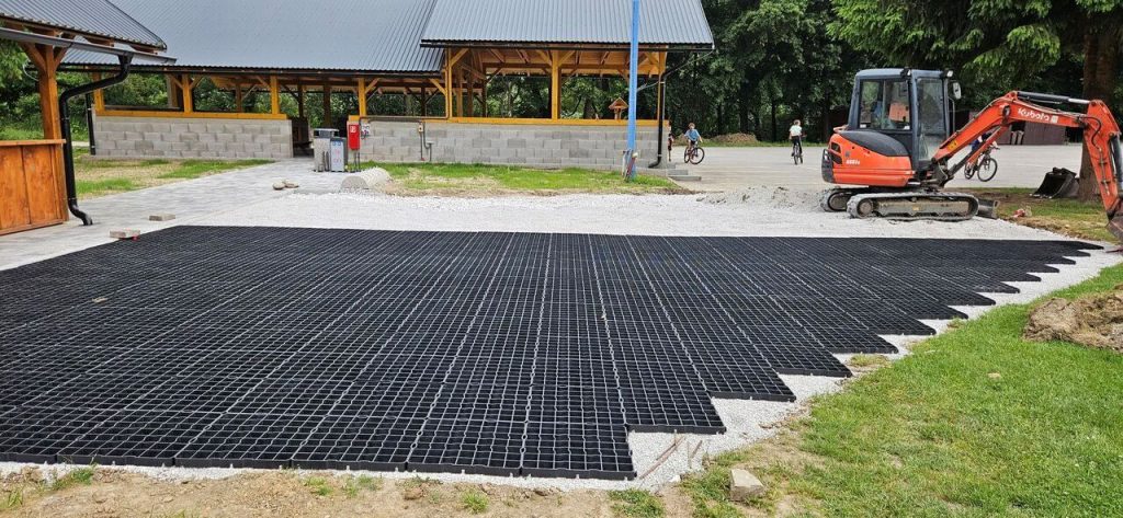 parkovisko z ekologických plastových zatrávňovačov