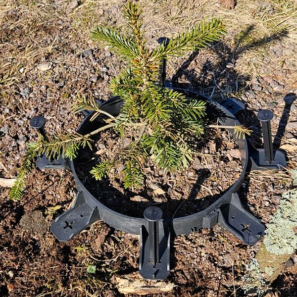 plastový obrubník, čierny, elastický v kruhu okolo stromu