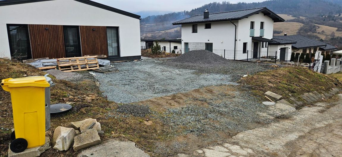 Blato a nespevnený terén pred domom