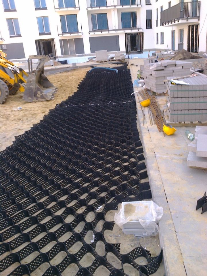 Detail perforovaných HDPE pásov geobunky Geocell Comfort 15 cm