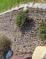 Protierózna sieť v záhone na svahu s vysadenou rastlinou