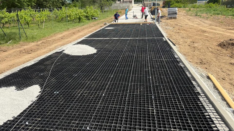 Realizácia spevnenej plochy z plastových zatrávňovačov pre väčší projekt